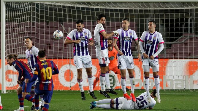 Leo Messi lanza contra la barrera del Valladolid.