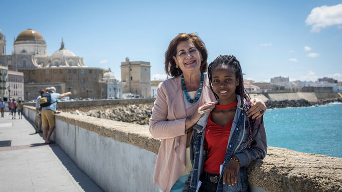 Jerónima Galiano con Cynthia, una joven extutelada de Nuevo Futuro que ya está trabajando.