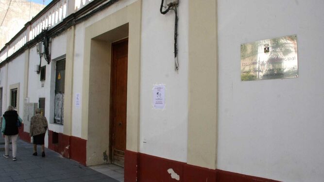 La puerta principal de la Guardería Municipal, ubicada en la avenida Micaela Aramburu de Mora.