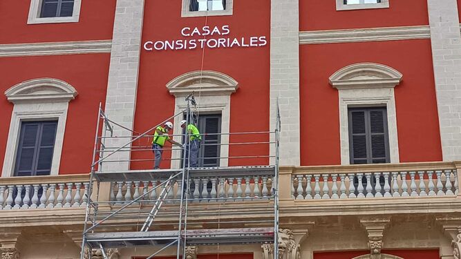 Trabajos para la retirada del rótulo de la fachada del Ayuntamiento de San Fernando.