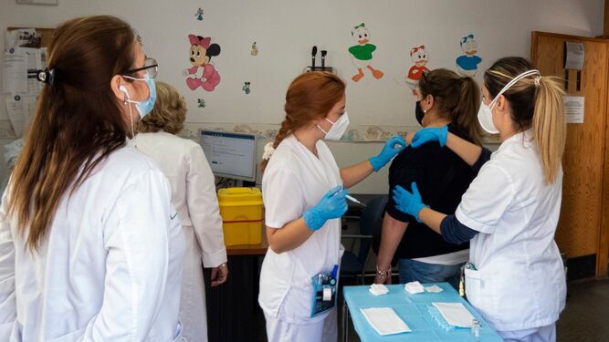 Vacunaciones en el centro de salud Rodríguez Arias de San Fernando.