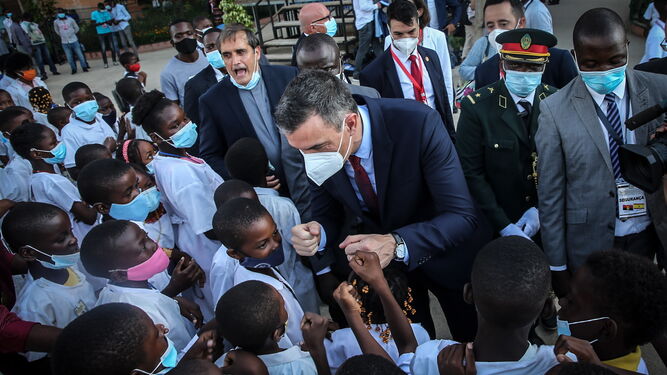 Pedro Sánchez saludando  a los estudiantes durante una visita al Colegio Salesiano Don Bosco School  en Luanda este jueves.