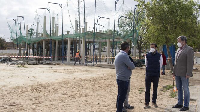 El alcalde ha visitado este jueves las obras de construcción del futuro centro cívico de La Jara.