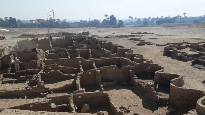 La ciudad perdida hallada bajo la arena en Luxor, Egipto.