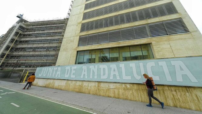 Sede de las dependencias de la Junta en la Plaza Asdrúbal de Cádiz, donde desempeñaron sus funciones algunos de los trabajadores.