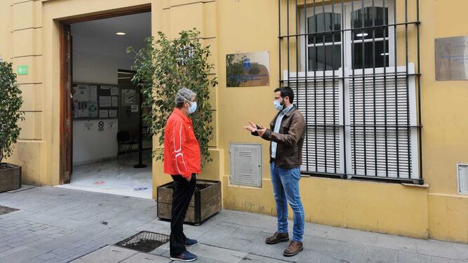 Javier Botella, junto al presidente de La Gaviota, en la puerta de la sede de Bienestar Social.