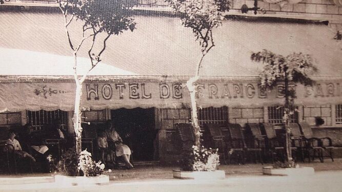 La terraza del hotel Francia y París, sobre los años 20 del siglo XX, considerado por la prensa  de entonces como “ultra-chic”, por sus materiales y elementos de ornamentación.