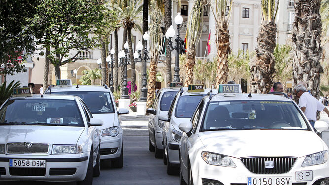 Imagen de archivo de una parada de taxis de Cádiz.