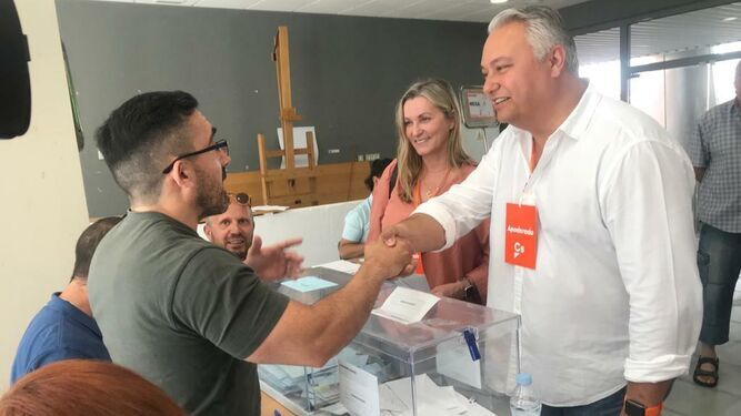 El concejal Domingo Villero saluda en las pasadas municipales a los miembros de una mesa electoral en la que no pudo votar por no estar empadronado en Cádiz.