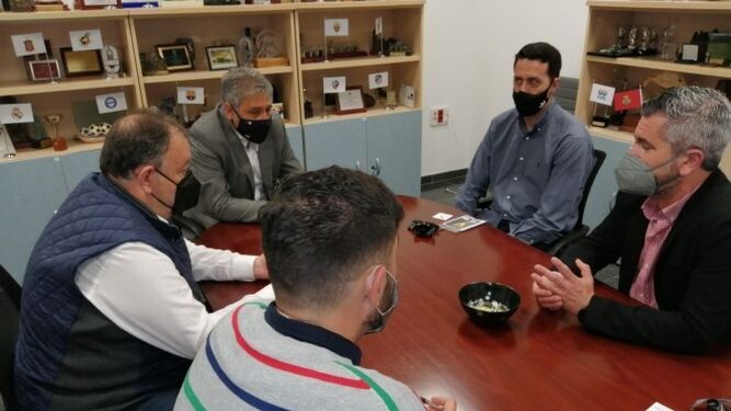 Reunión entre el alcalde de Benalup y miembros del club.