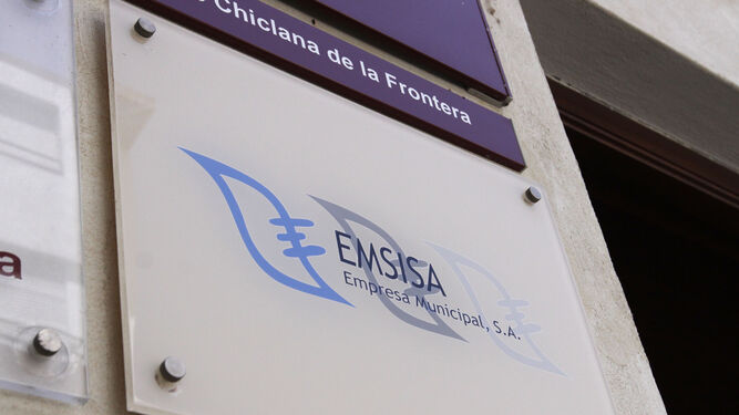 Cartel en la entrada de las oficinas de Emsisa situadas en la calle La Plaza.