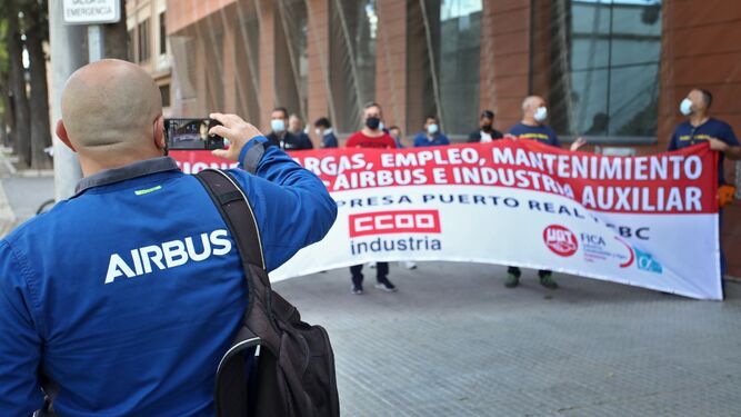 Protesta de los comités de las plantas de Airbus en la Bahía ante la Delegación del Gobierno de la Junta en Cádiz.