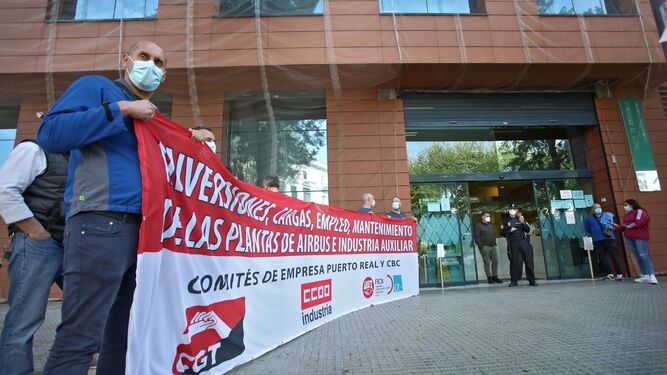 Trabajadores de Airbus Puerto Real se concentran este martes ante la Delegación del Gobierno de la Junta en Cádiz.