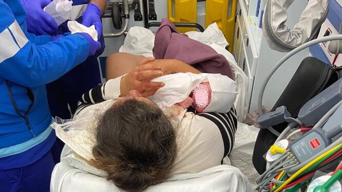 La mujer en la ambulancia con su hija durante el traslado al Hospital de Puerto Real.