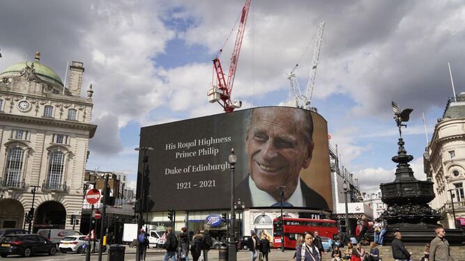 La imagen de Felipe de Edimburgo se proyecta en una pantalla de Trafalgar Square.