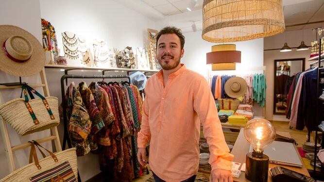 Álvaro Moral, en su tienda de la calle Ciudad de Santander,  con su sueño hecho realidad