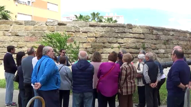 Un grupo de personas realizan una visita guiada a la Batería de la Segunda Aguada en una imagen de archivo.