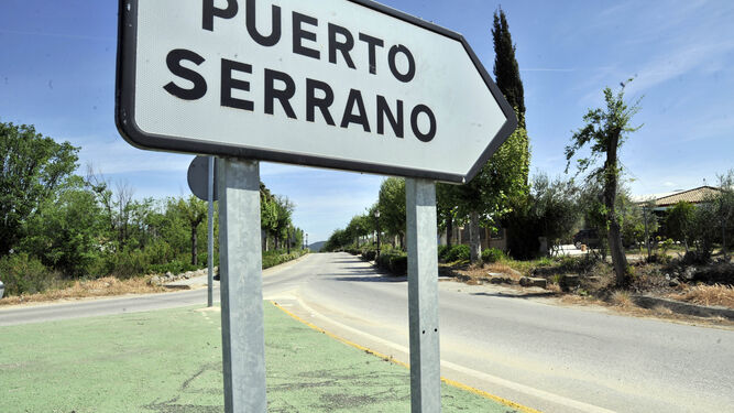 Entrada a Puerto Serrano, el municipio con la tasa más alta de la provincia ahora.