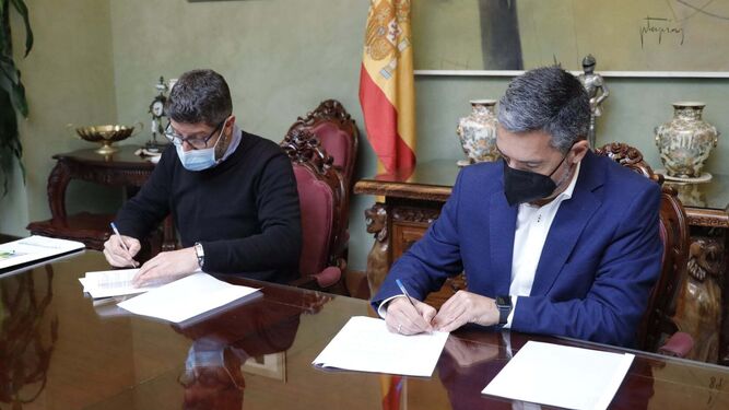 El alcalde de Rota, Javier Ruiz (PSOE), y el concejal de IU, Pedro Pablo Santamaría, firmando el acuerdo presupuestario.