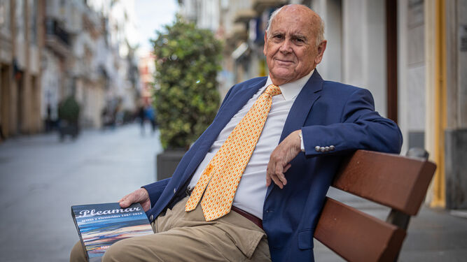 Manuel Concha con su libro 'Pleamar' en un banco de la calle Ancha de Cádiz.