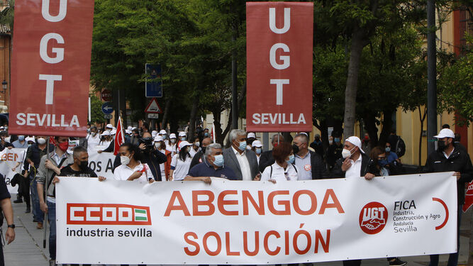 Los trabajadores de Abengoa se manifiestan por la calle San Fernando de Sevilla.