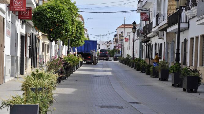 Calle casi vacía en Puerto Serrano