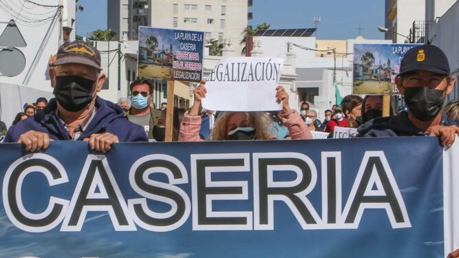 Protestas contra las demoliciones que Costas planea en la playa de La Casería, en el pasado mes de marzo.