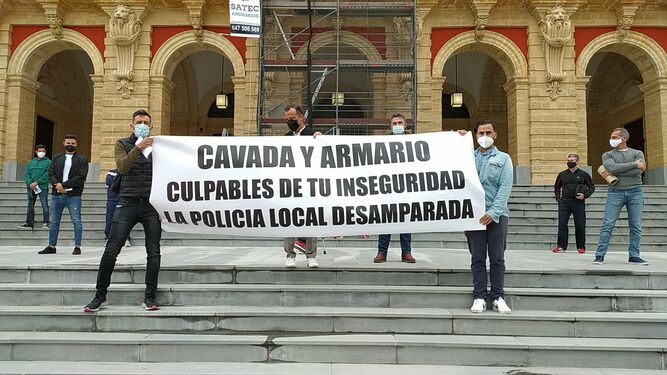 Protesta de los representantes sindicales de la Policía Local de San Fernando, hace unos meses.