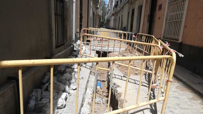 La zanja realizada este fin de semana para el arreglo de la tubería en la calle Fernan Caballero.