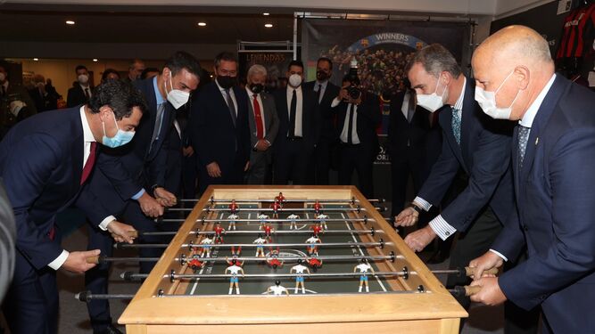 Final de la Copa del Rey: Felipe VI, Sánchez y Moreno se divierten jugando al futbolín