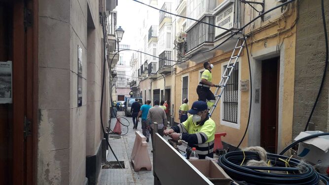 Los trabajadores de Aguas de Cádiz agilizaron este lunes sus trabajos para evitar nuevos cortes de agua