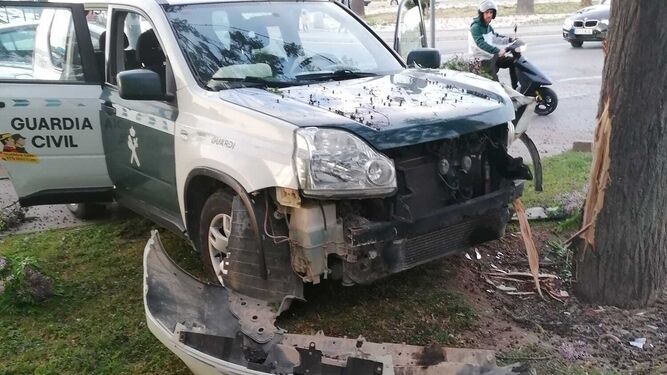 Estado en el que quedó el vehículo de la Guardia Civil tras chocar contra un árbol este pasado fin de semana.
