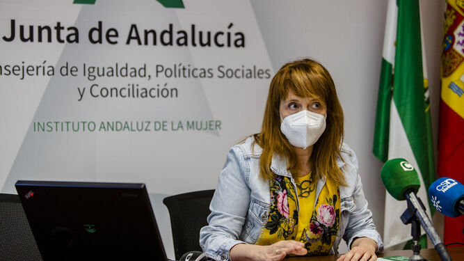 La delegada territorial de Igualdad y Políticas Sociales, Ana Fidalgo, en la sede provincial del IAM.