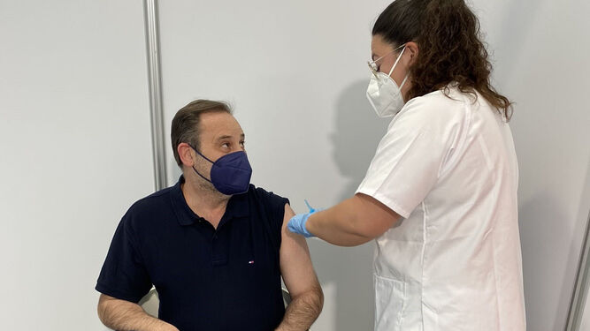 El ministro Ábalos recibe su primera dosis de la vacuna contra la covid-19
