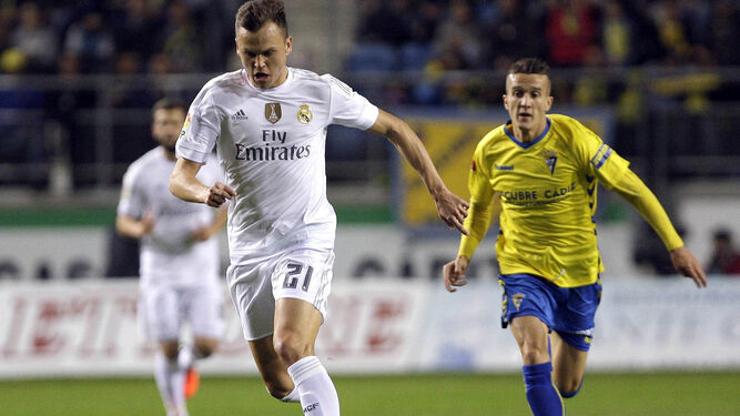 Cheryshev corre con el balón perseguido por Salvi en el Cádiz-Real Madrid copero del 2 de diciembre de 2015.