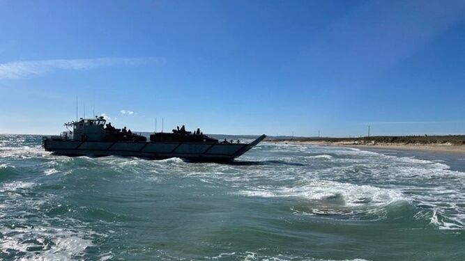 Las lanchas del Grupo Naval de Playa traslada a los vehículos de la Infantería de Marina