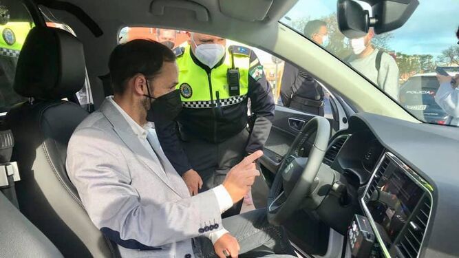 El alcalde de Sanlúcar, en el interior de uno de los nuevos coches de la Policía Local.
