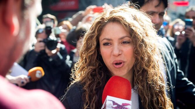 Shakira, hablando con un periodista.