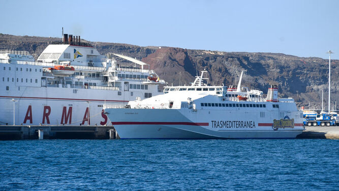 Imagen de archivo de un buque de Armas y un ferry de Trasmediterránea, antes de unirse las dos firmas.
