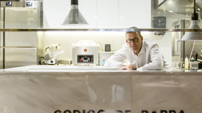 Leo Griffioen en su cocina de Código de Barra, su restaurante de la calle San Francisco.