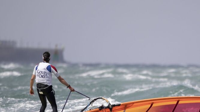 Un regatista en aguas revueltas el viernes en la Bahía de Cádiz.