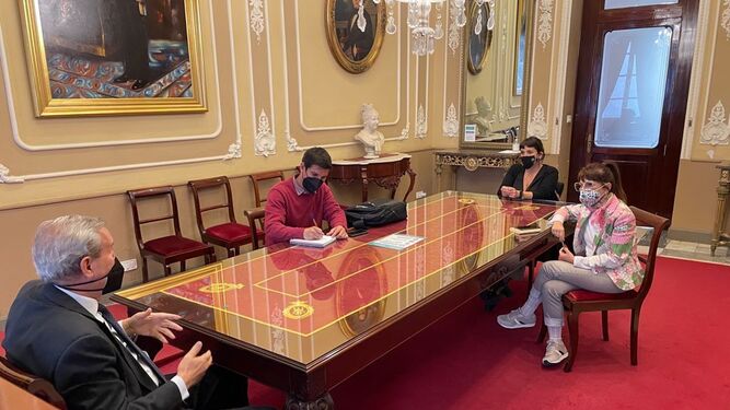 Las concejalas de Medio Ambiente y de Turismo, reunidas con el presidente de Horeca