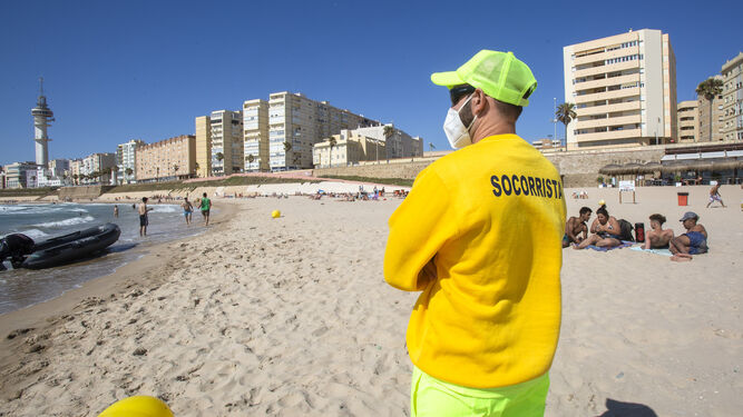 Un socorrista desarrolla su labor en la playa de Santa María del Mar en Cádiz.