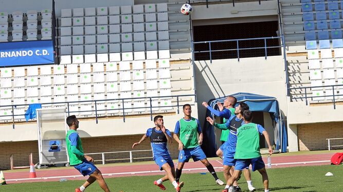 Lolo González lucha por un balón junto a Sandro Toscano, mientras que Hugo, Manu Moreno y Dopi siguen la jugada.