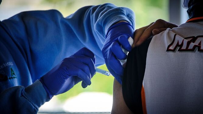 Un sanitario inyecta una dosis de la vacuna contra el coronavirus en un centro de vacunación de Cádiz.