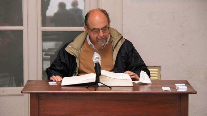 El profesor Juan Fernandez de la Gala, durante la lectura de la novela cervantina.