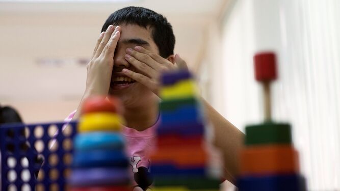 Un chico con autismo en el aula de un centro educativo.