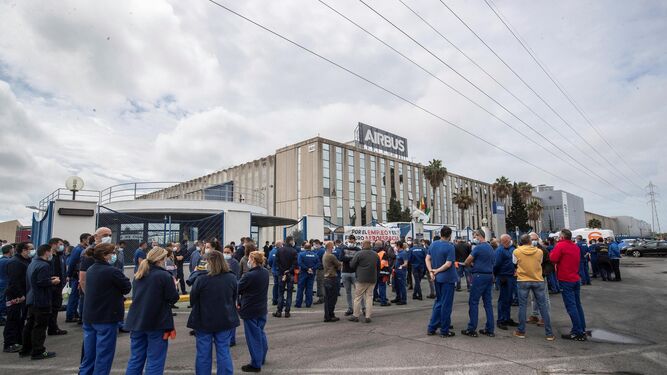 Concentración de trabajadores de Airbus Puerto Real celebrada este lunes.