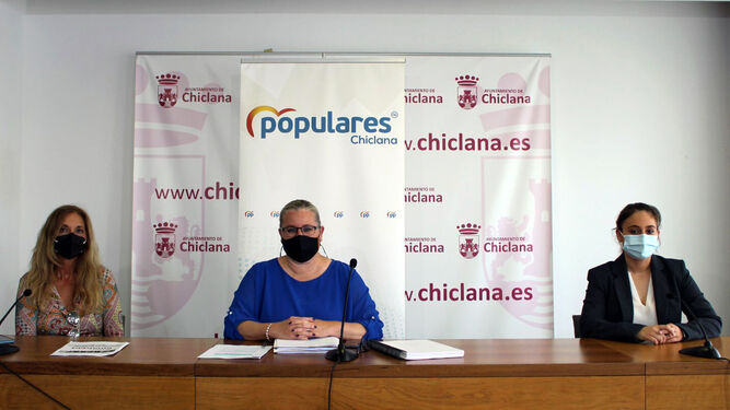 Representantes del PP de Chiclana, durante la presentación de la propuesta que llevarán al Pleno.