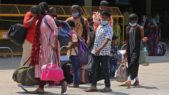 Pasajeros indios, con sus equipajes.